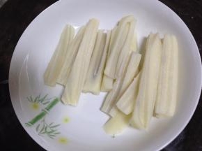 莲藕去皮，切7-8厘米食指粗的条