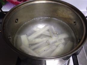 锅内加水烧开，倒入藕条焯水至断生，入凉水中过凉捞出控水