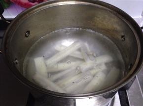 锅内加水烧开，倒入藕条焯水至断生，入凉水中过凉捞出控水
