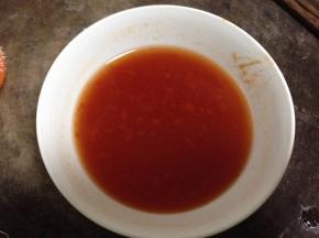 烤油条的期间，来准备碗汁，番茄沙司、白糖、盐入碗加水搅匀备用