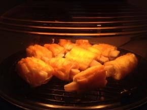 放入空气炸锅，180度，8分钟左右烤至油条排骨表面酥脆（这一步可以用烤箱或是不粘锅煎至两面酥脆）