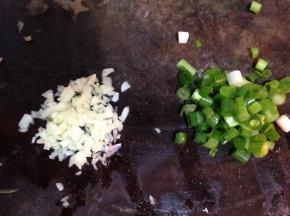 香葱、蒜切碎