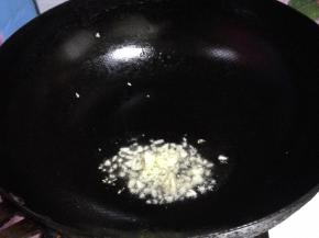 热锅凉油炒香蒜碎