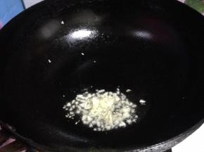 热锅凉油炒香蒜碎