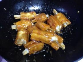 倒入烤好的油条翻匀，使油条的表面都裹满酱汁即可出锅，