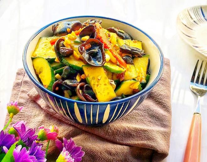 酸辣黄瓜拌秋耳