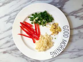 红辣椒少许切丝，用来点缀的，葱姜蒜切小丁状备用。