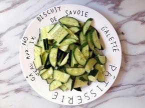 黄瓜切成薄片（1－2厘米厚），不要太薄了否则嚼劲不好。