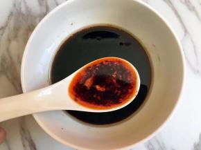 煮木耳的同时我们来调碗酱汁

生抽3汤匙＋芝麻油1汤匙＋蚝油1汤匙＋陈醋3汤匙＋白砂糖1／3汤匙＋自制辣椒油2汤匙

酱汁的份量是一根黄瓜和半碗木耳的总和，少的话需要减量哦……

先加入生抽～