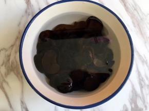 木耳煮沸关火后捞出放入凉开水中浸泡一下，这样是为了增加木耳的脆感！我买的秋耳品种很好，即使不用冷开水浸泡也很脆口，普通木耳建议浸泡一下哦。
