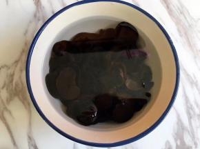 木耳煮沸关火后捞出放入凉开水中浸泡一下，这样是为了增加木耳的脆感！我买的秋耳品种很好，即使不用冷开水浸泡也很脆口，普通木耳建议浸泡一下哦。
