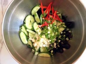 木耳、黄瓜和葱姜蒜红辣椒丝全部放入大盆中。