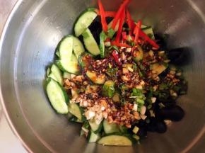 将调好的酱汁倒入盆里
调酱汁时建议自己尝下酸咸度，我这个份量刚好！不会太酸也不会很咸……