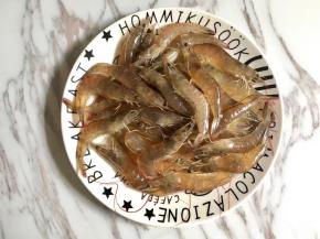 虾全部清洗干净备用。