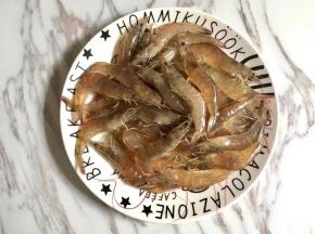 虾全部清洗干净备用。