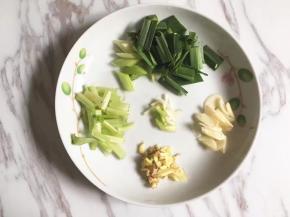 配料全部切段，生姜切末。