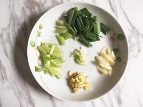 配料全部切段，生姜切末。