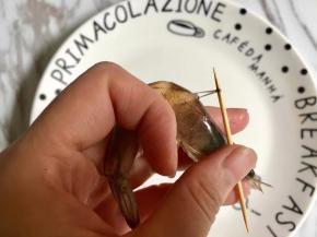 用牙签在虾背的第二节轻轻挑出虾线，腹部虾线也一起挑完。