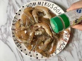 虾线全部处理好，虾线需要轻轻挑，否则容易挑断。如果虾头部的须太长，可以用厨房剪剪短一点。处理好的虾加料酒和胡椒粉一起腌制10分钟。