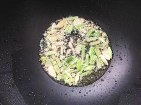 锅里热油，油稍微多些，油温7分热时除青蒜叶外小火倒入全部配料爆香捞出。