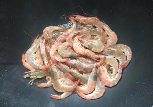 利用底油，倒入虾大火煸炒至虾全部变红。