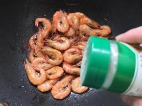加入胡椒粉翻炒。