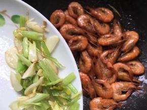 倒入爆香后的配料一起翻炒一下。