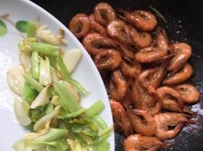 倒入爆香后的配料一起翻炒一下。