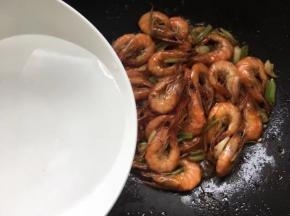 倒入半勺生抽，加入半碗清水。