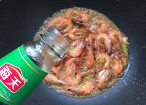 加半勺耗油和半勺鲍鱼汁（没有鲍鱼汁可忽略）。