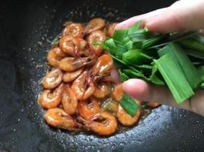 加入青蒜叶一起翻炒均匀，瞬间满屋飘香。