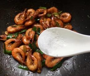 最后调入盐，因为放了蛮多调料，盐可以根据个人口味少放点。