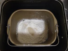 将面团原料中除黄油以外所有的原料放入面包桶启动和面程序35分钟