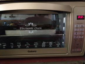 送入提前预热好的烤箱中层，上下火150度，烘烤约15分钟左右（温度与时间只供参考）
