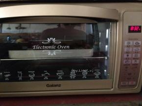 送入提前预热好的烤箱中层，上下火150度，烘烤约15分钟左右（温度与时间只供参考）
