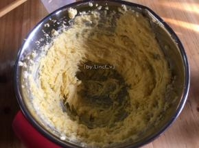 打发至颜色变浅，体积变大一倍
