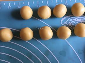 松弛后的面团分成每个约20g的小面团
