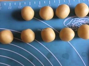 松弛后的面团分成每个约20g的小面团
