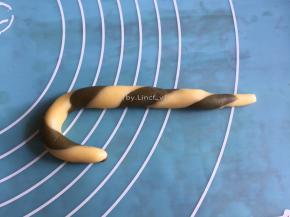 每两条不同长条并在一起后扭转成一根，做成拐杖的造型
