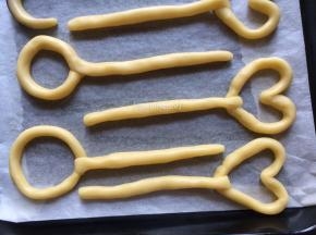 再卷出自己想要的仙女棒造型放入烤盘中

