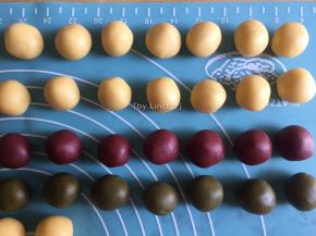 将松弛好的三种面团分成约每10g的小剂子
