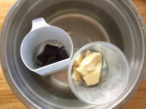 先将各种颜色的巧克力隔热水融化
