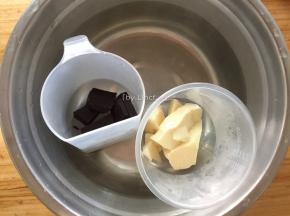 先将各种颜色的巧克力隔热水融化
