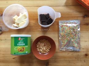 松弛面团时可准备好各种所需颜色的巧克力，我用的黑巧克力、白巧克、红巧克，白巧克+抹茶粉成绿巧克力，还有糖珠和熟花生碎
