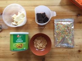 松弛面团时可准备好各种所需颜色的巧克力，我用的黑巧克力、白巧克、红巧克，白巧克+抹茶粉成绿巧克力，还有糖珠和熟花生碎
