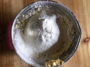 加入过筛的低粉，用刮刀拌至无干粉状态，调色面团也是在这一步加入红曲粉和抹茶粉。方子一半的量做原色，方子1/4的量做绿色，方子1/4的量做红色
