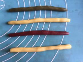 再分别将面团搓成长条
