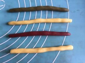 再分别将面团搓成长条
