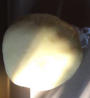 揉成光滑面团，用保鲜膜包裹后放入冰箱冷藏室松弛约半小时
