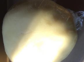 揉成光滑面团，用保鲜膜包裹后放入冰箱冷藏室松弛约半小时
